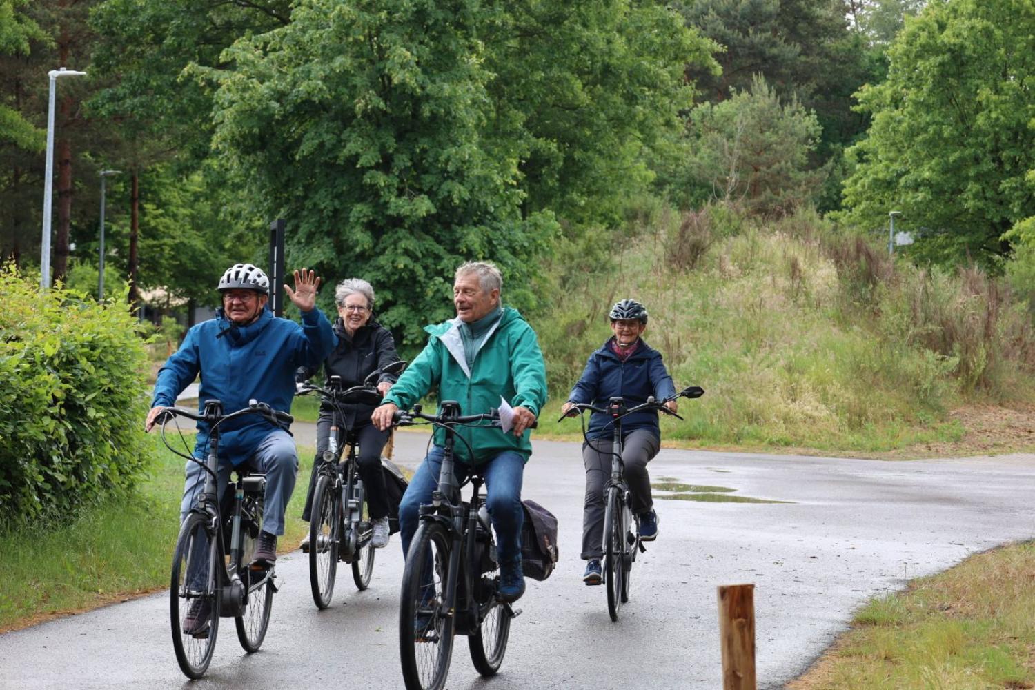 MOL_DWM fietst en wandelt (1).jpg